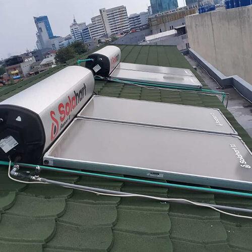 Teknisi profesional sedang melakukan service water heater Solahart di Jakarta