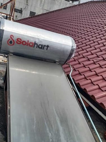 Instalasi unit Solahart untuk kebutuhan komersial hotel dan villa di Jakarta